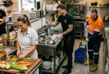 مطلوب مساعد مطبخ وغسل أطباق وعامل تنظيف للعمل فورًا