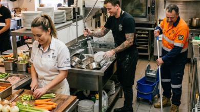 مطلوب مساعد مطبخ وغسل أطباق وعامل تنظيف للعمل فورًا